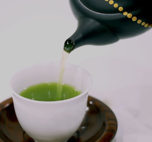 日本茶サムネイル お茶を注ぐ
